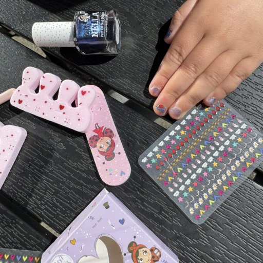 Farverige negle, tatoveringer og grinende børn – legemake-up i børnehøjde