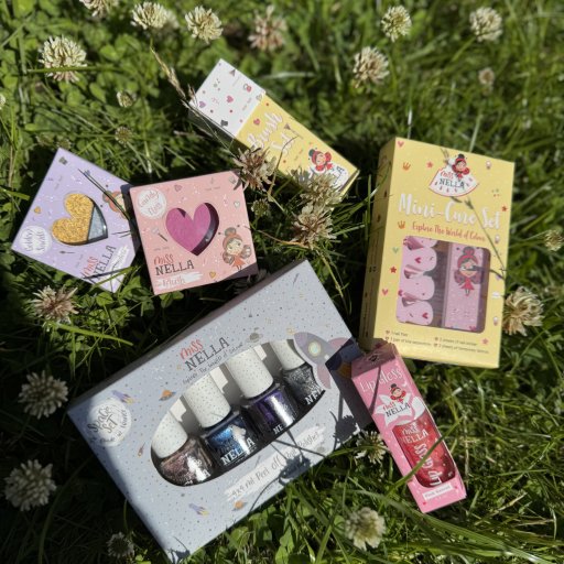 Farverige negle, tatoveringer og grinende børn – legemake-up i børnehøjde