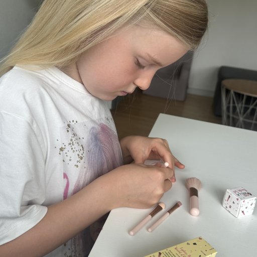 Sommerfarver, små børster og store smil – make-up leg med kvalitet