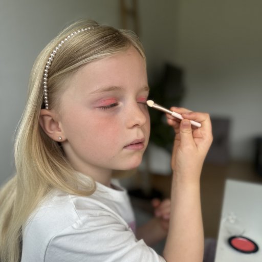 Sommerfarver, små børster og store smil – make-up leg med kvalitet