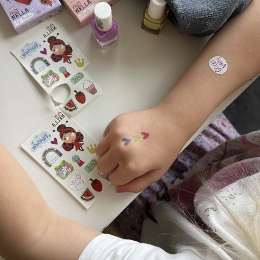 Sommerfarver, små børster og store smil – make-up leg med kvalitet