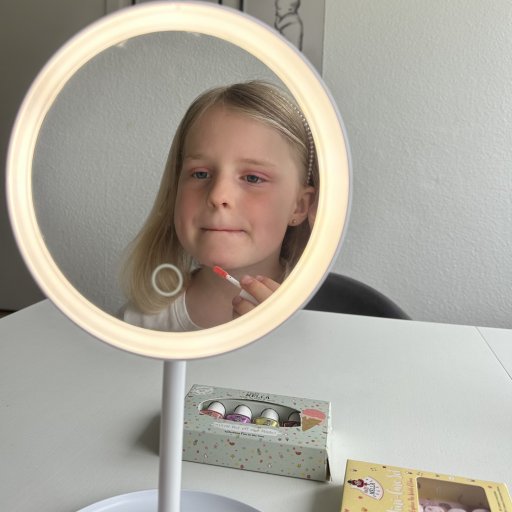 Sommerfarver, små børster og store smil – make-up leg med kvalitet