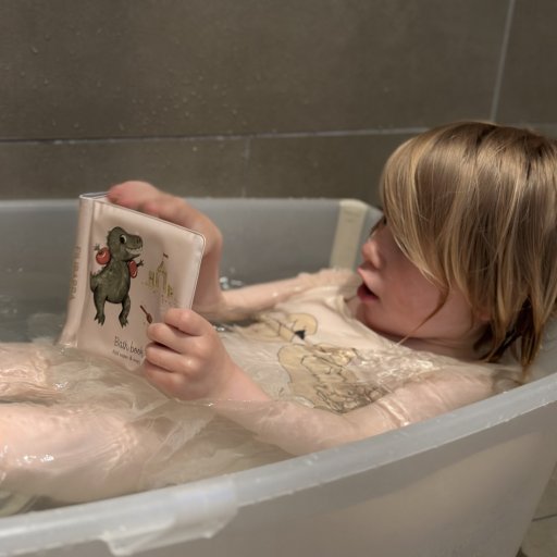 Farver, dinosaurer og tryg badetid – Filibabba gør badet både sjovere og mere sikkert