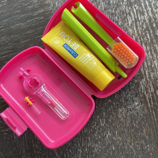 CURAPROX rejsesæt og Prime start sæt – alt til god mundhygiejne samlet i et kompakt og praktisk form