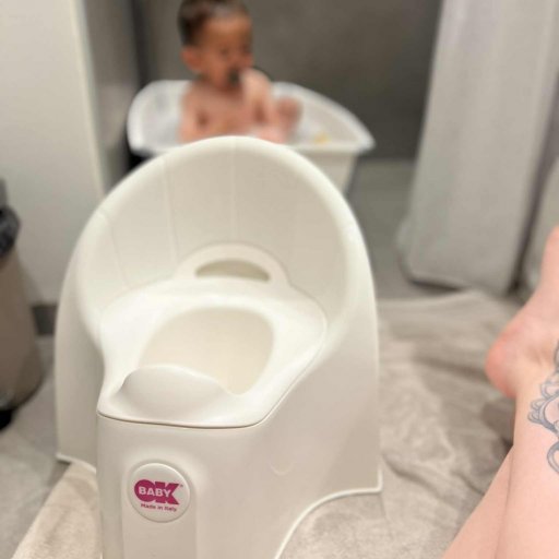 Pasha potten og Crab badestolen fra OK Baby – praktiske hjælpere til både badetid og potte-træning