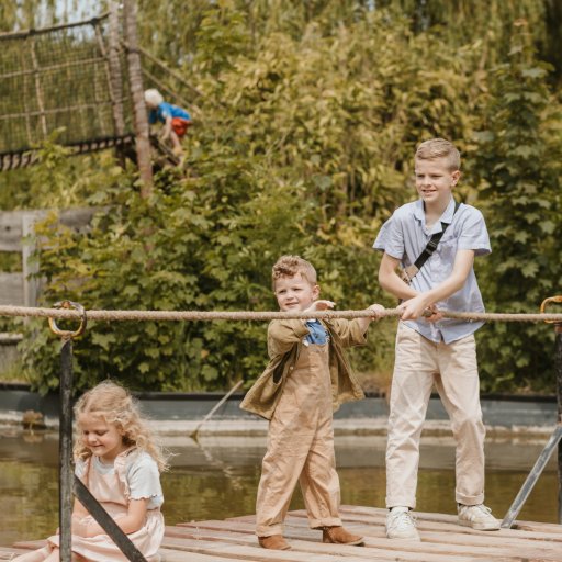 Familien på safari i Knuthenborg – giraffer og andre dyr helt tæt på bilen