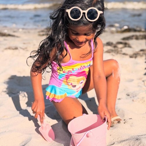 Farverige sommerprodukter, der inviterer til nærvær, nysgerrighed og leg i det fri