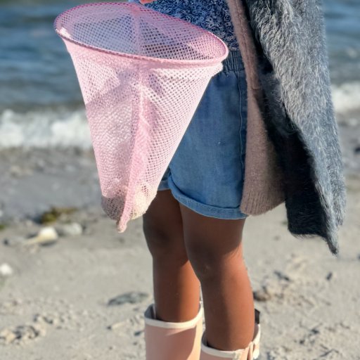 Farverige sommerprodukter, der inviterer til nærvær, nysgerrighed og leg i det fri