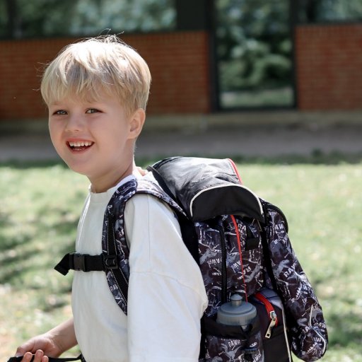 Felix med sin JEVA Beginners – den første skoletaske, der gjorde skolestarten ekstra stor