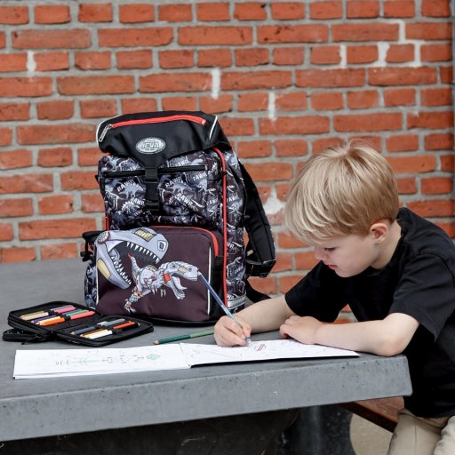 Felix med sin JEVA Beginners – den første skoletaske, der gjorde skolestarten ekstra stor