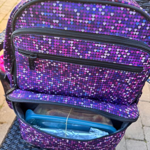 JEVA Square med hoftespænde – rummelig, slidstærk og overraskende overskuelig i brug.