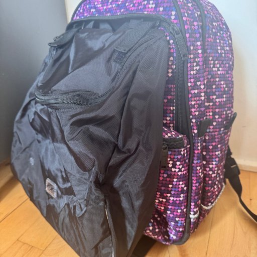 JEVA Square med hoftespænde – rummelig, slidstærk og overraskende overskuelig i brug.