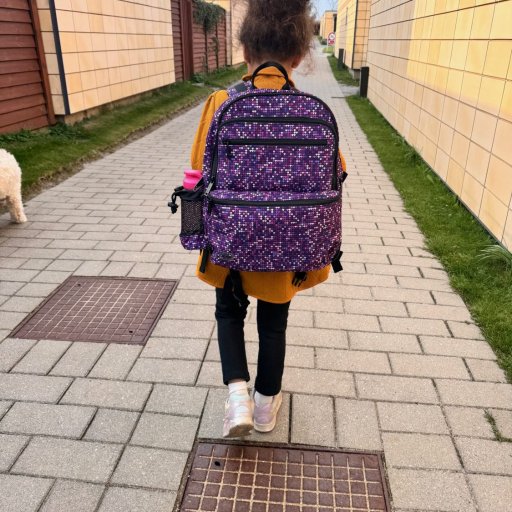 JEVA Square med hoftespænde – rummelig, slidstærk og overraskende overskuelig i brug.