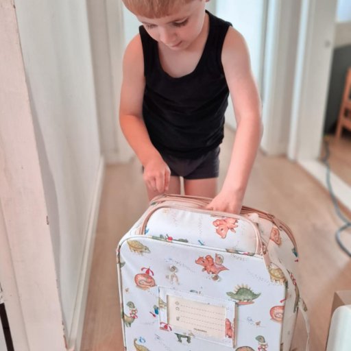 Dino-print og køreglæde – FILIBABBA gjorde Noah klar til sommerens lange bilture