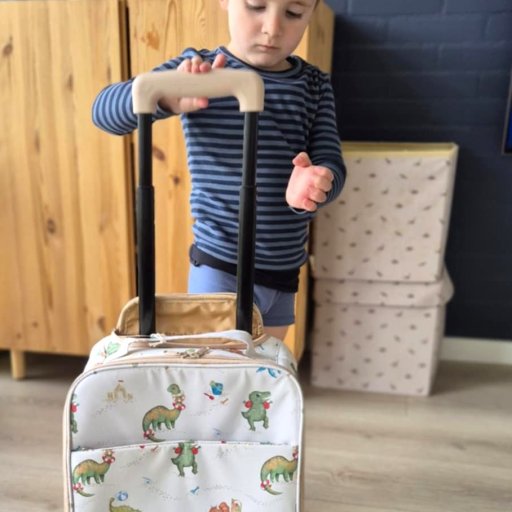 Dino-print og køreglæde – FILIBABBA gjorde Noah klar til sommerens lange bilture