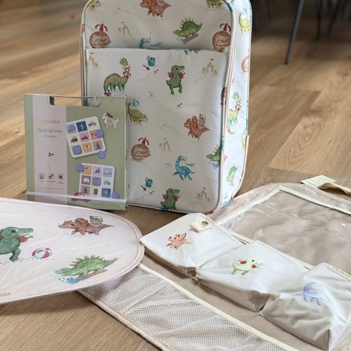 Hector er klar til bilferie – med dino-kuffert, bingo og smarte solskærme fra FILIBABBA