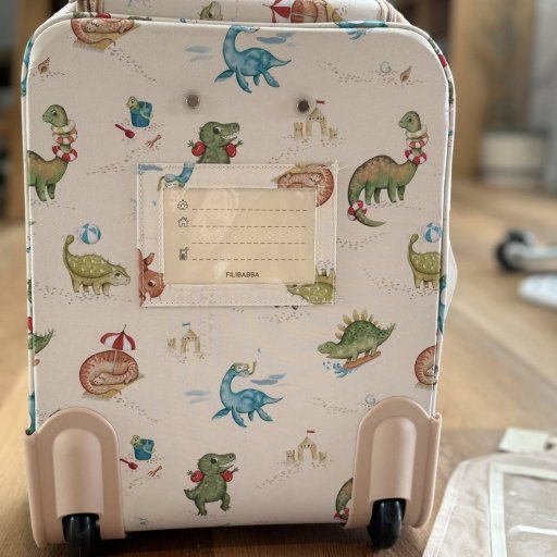 Hector er klar til bilferie – med dino-kuffert, bingo og smarte solskærme fra FILIBABBA