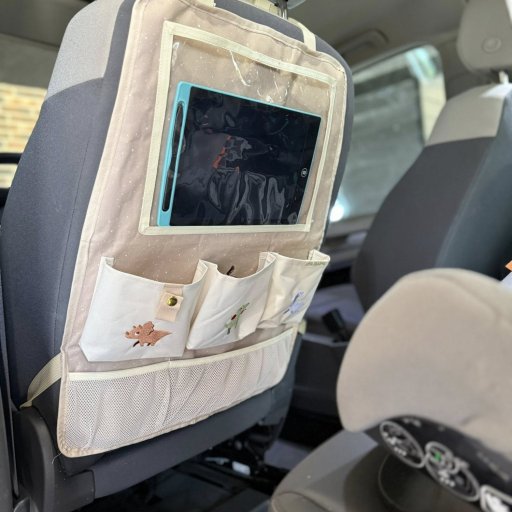 Hector er klar til bilferie – med dino-kuffert, bingo og smarte solskærme fra FILIBABBA