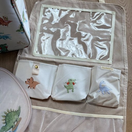 Hector er klar til bilferie – med dino-kuffert, bingo og smarte solskærme fra FILIBABBA