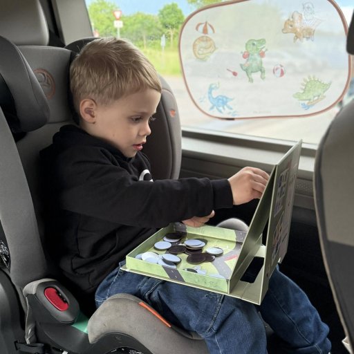 Hector er klar til bilferie – med dino-kuffert, bingo og smarte solskærme fra FILIBABBA