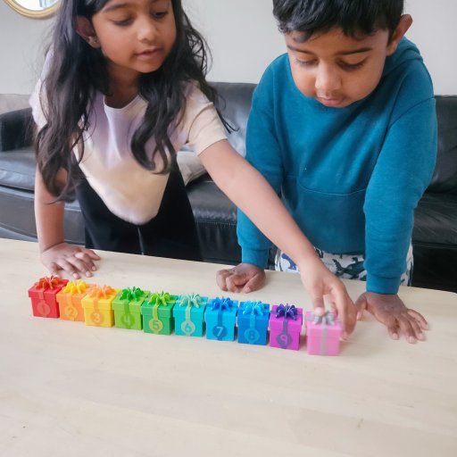 Farver, tal og rolleleg – læring gennem leg med Learning Resources