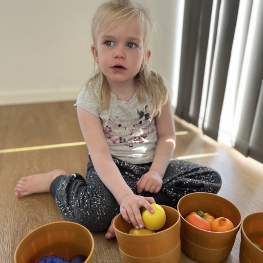 Sortering, farver og fantasifuld leg med frugt- og grøntsagssættet