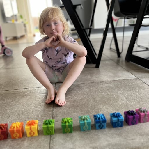 Surprise Party – gaveæsker der gør det sjovt at lære tal og finmotorik