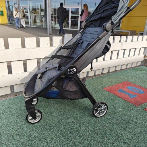 Edith tester Baby Jogger City Tour 2 – en let og kompakt klapvogn klar til både hverdag og ferie