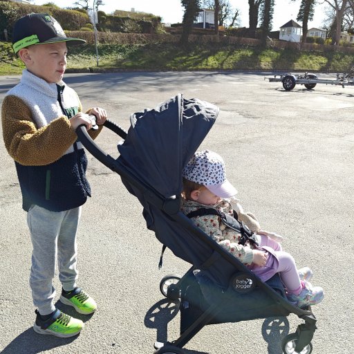 Edith tester Baby Jogger City Tour 2 – en let og kompakt klapvogn klar til både hverdag og ferie