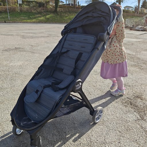 Edith tester Baby Jogger City Tour 2 – en let og kompakt klapvogn klar til både hverdag og ferie