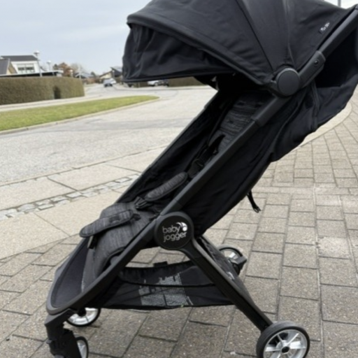 Baby Jogger City Tour 2 – en praktisk rejseklapvogn, der fylder minimalt men kan det hele