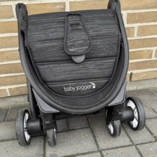 Baby Jogger City Tour 2 – en praktisk rejseklapvogn, der fylder minimalt men kan det hele