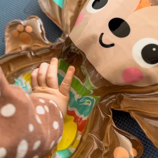 Bright Starts aktivitetslegetøj i test hos Tristan på 1 år