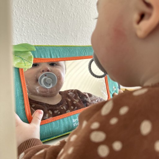 Bright Starts aktivitetslegetøj i test hos Tristan på 1 år