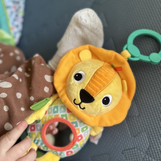 Bright Starts aktivitetslegetøj i test hos Tristan på 1 år