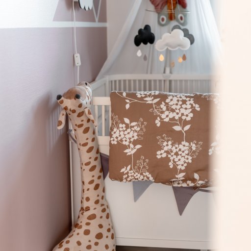 Enya nyder en rolig stund i sit blomstrede juniorsengetøj fra Manostiles