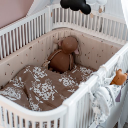 Enya nyder en rolig stund i sit blomstrede juniorsengetøj fra Manostiles