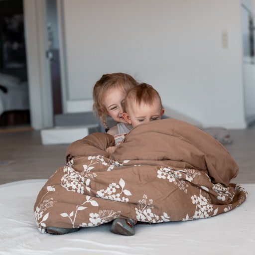 Enya nyder en rolig stund i sit blomstrede juniorsengetøj fra Manostiles