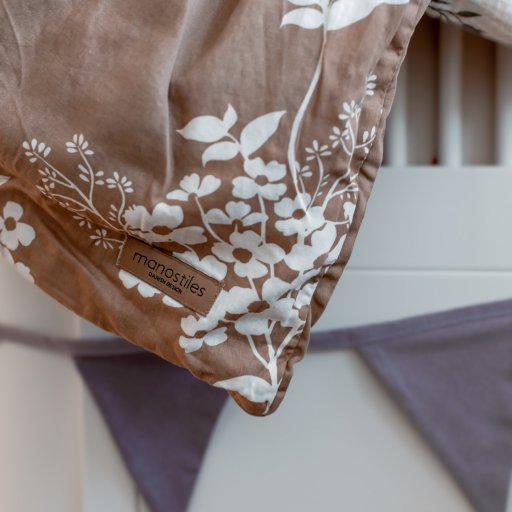 Enya nyder en rolig stund i sit blomstrede juniorsengetøj fra Manostiles