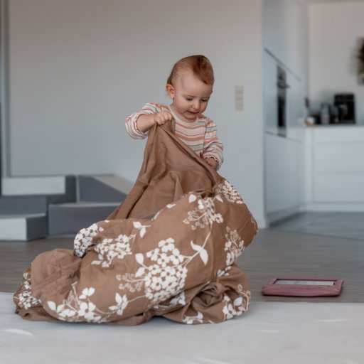 Enya nyder en rolig stund i sit blomstrede juniorsengetøj fra Manostiles