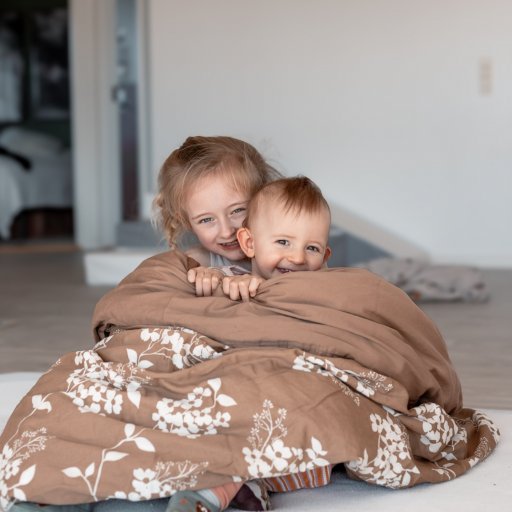 Enya nyder en rolig stund i sit blomstrede juniorsengetøj fra Manostiles