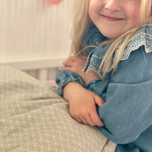 Silje-Sophie nyder sit bløde juniorsengetøj fra Manostiles