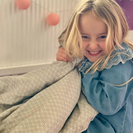Silje-Sophie nyder sit bløde juniorsengetøj fra Manostiles