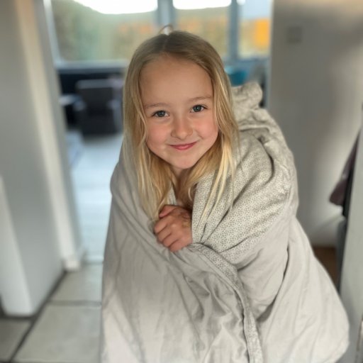 Silje-Sophie nyder sit bløde juniorsengetøj fra Manostiles