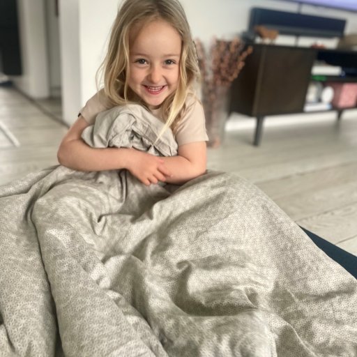 Silje-Sophie nyder sit bløde juniorsengetøj fra Manostiles