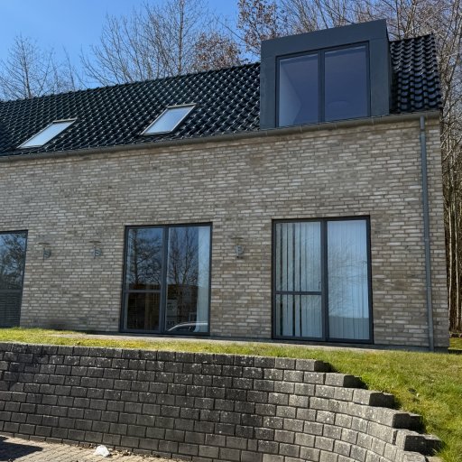 Charmilie har behandlet det nye hegn med trærens og imprægnering fra Innocare