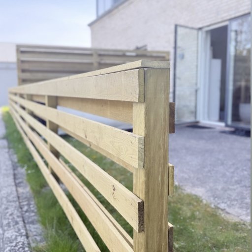 Charmilie har behandlet det nye hegn med trærens og imprægnering fra Innocare