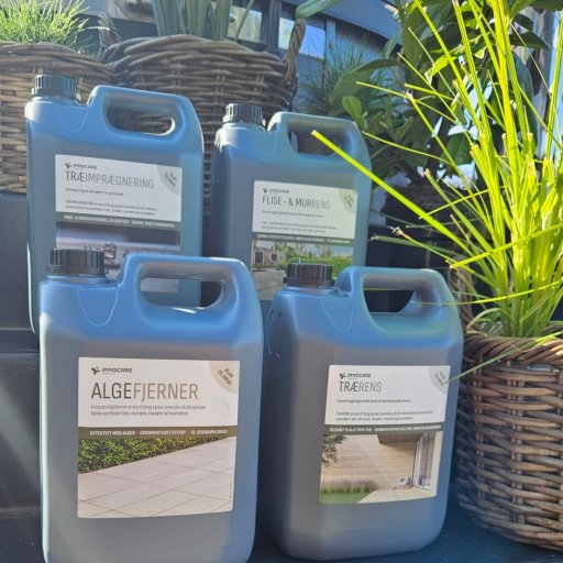 Pernille fjerner alger og genopfrisker havens overflader med Innocare