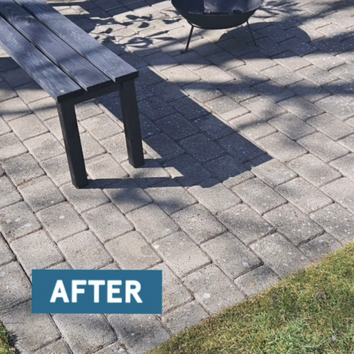 Pernille fjerner alger og genopfrisker havens overflader med Innocare