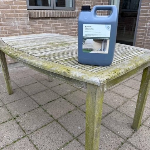 Armina og Rasmus giver havens fliser, murværk og træ nyt liv med Innocare